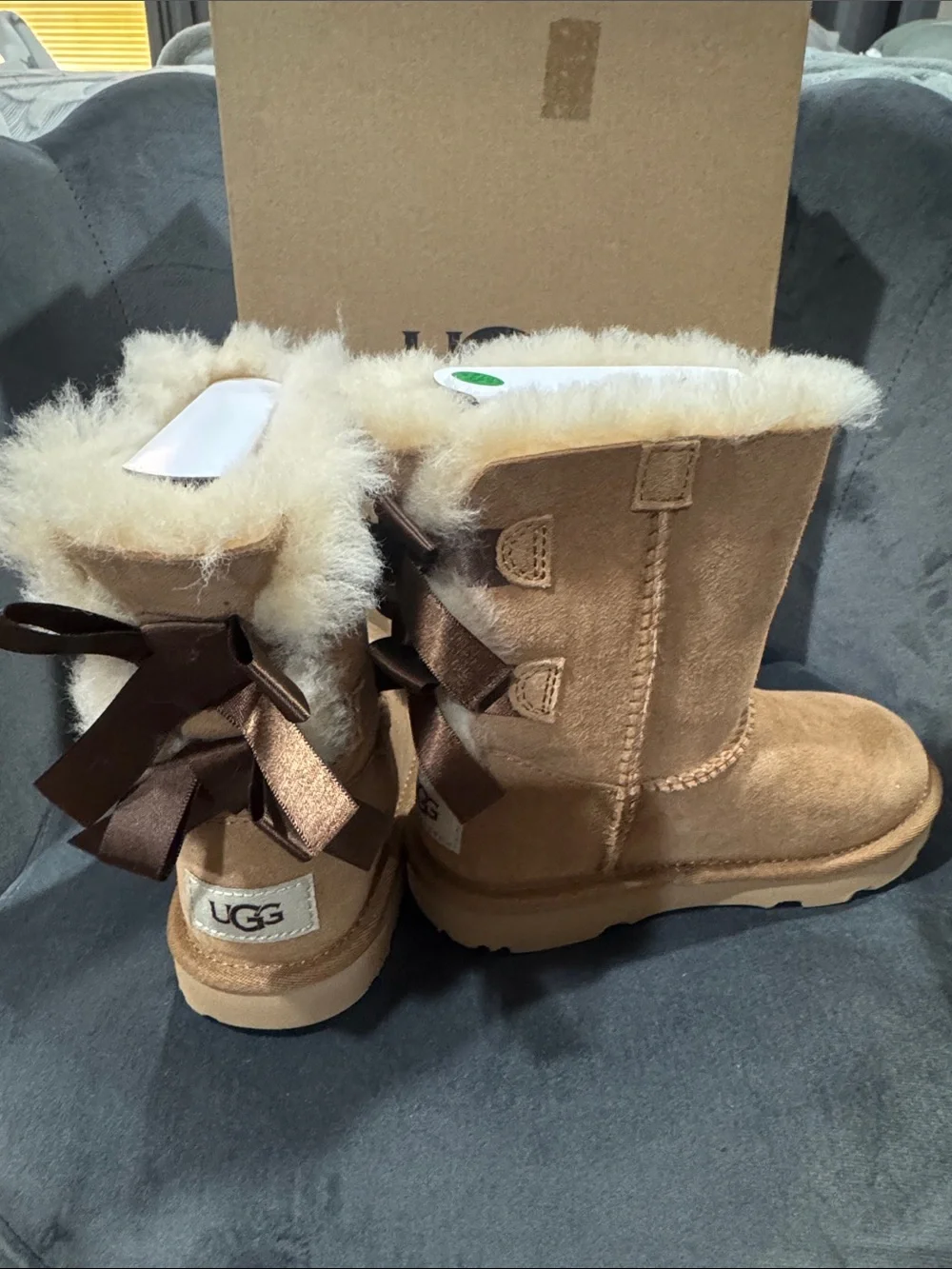 UGG Bailey Bow II Chestnut Boots Kids Size 11 Excellent Condition w/ Box